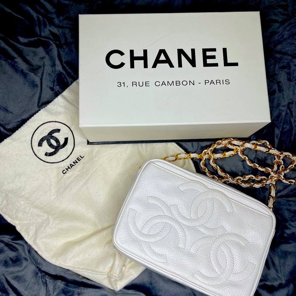 CHANEL Vintage White Classic Textured Caviar Leather shoulder bag, gold chain